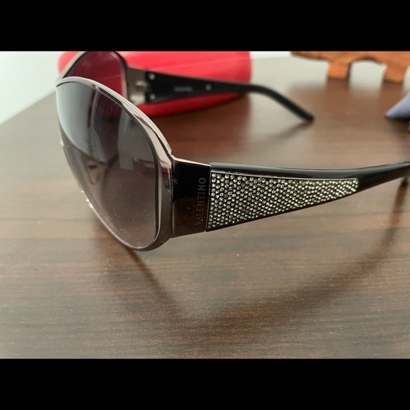 Authentic Valentino sunglasses. Style #5451 w original case and cleaning cloth. - Picture 2 of 9